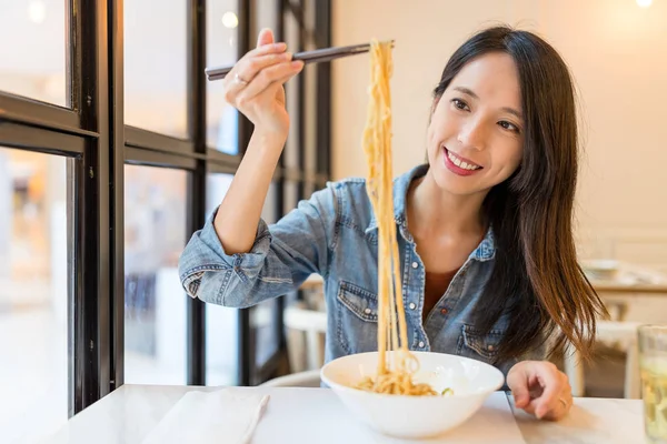 Donna che mangia tagliatelle nel ristorante cinese — Foto Stock