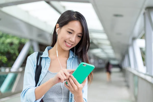 Woman listen to music on mobile phone — Stock Photo, Image