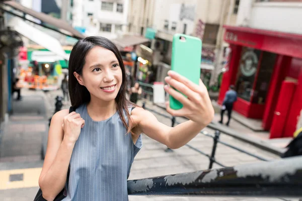 Kvinna ta foto med mobiltelefon — Stockfoto