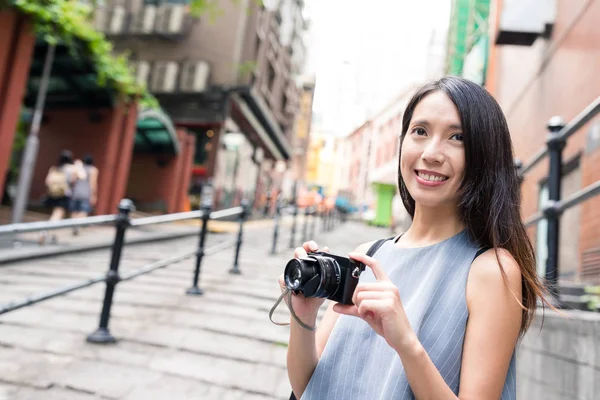 Travel woman in Pottinger Street of Hong Kong — Stock Photo, Image