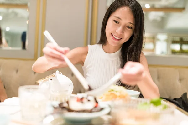 여자는 레스토랑에서 저녁 식사를 즐길 수 — 스톡 사진