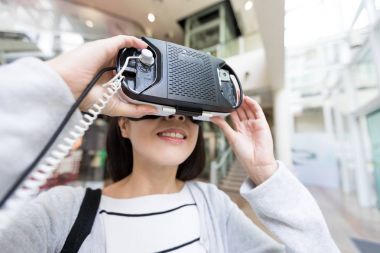 VR aygıtı kullanan kadın