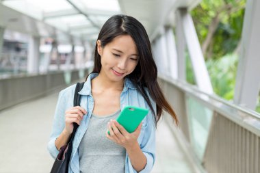 cep telefonu kullanan kadın