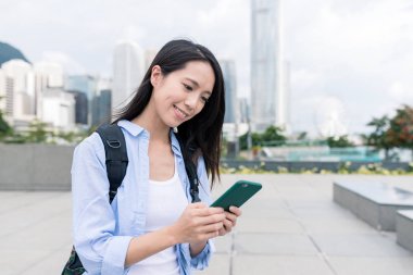 Cep telefonu kullanan kadın 