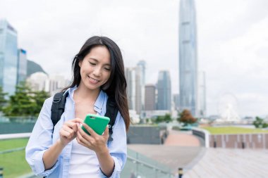 cep telefonu kullanan kadın