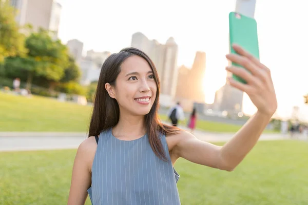 女人拍照自己 — 图库照片