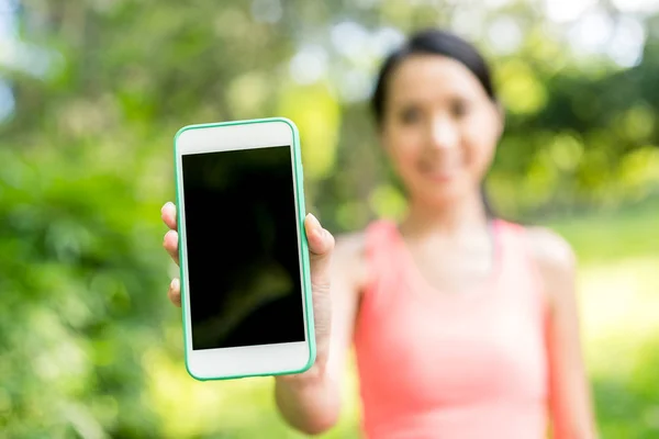 Femme montrant écran vierge de téléphone portable — Photo