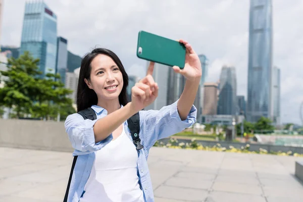 Женщина, использующая мобильный телефон для селфи — стоковое фото