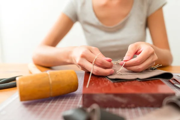 Woman making bag with leather — Stock Photo, Image