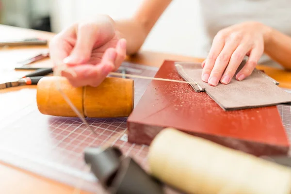 Sac à main en cuir artisan au travail dans un atelier — Photo