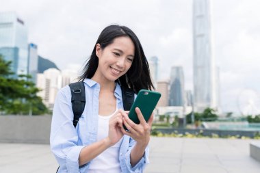 Hong Kong cep telefonu kullanan kadın
