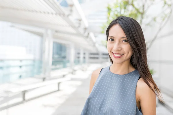 Junge asiatische Geschäftsfrau bei outdoor — Stockfoto