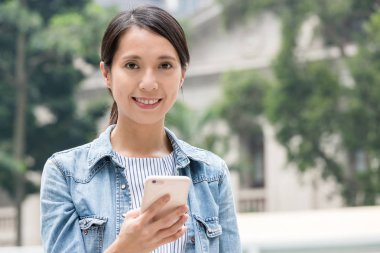 Cep telefonu kullanan kadın 