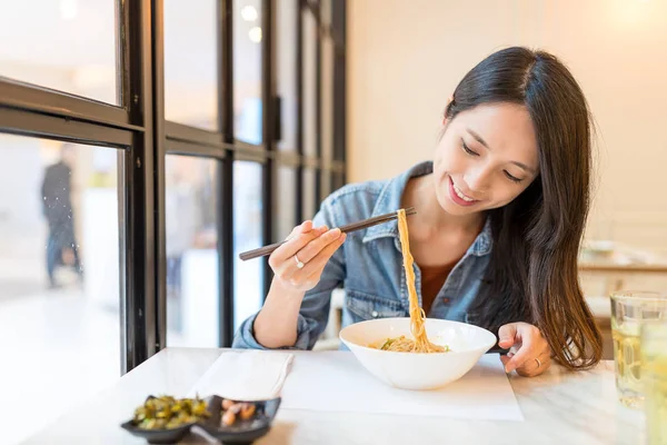 Mulher gosta de macarrão no restaurante chinês — Fotografia de Stock