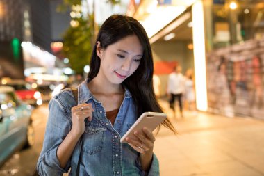 Cep telefonu kullanan kadın