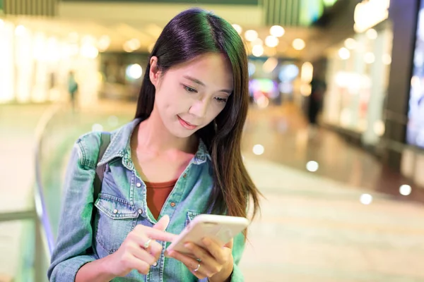 Vrouw met mobiele telefoon — Stockfoto