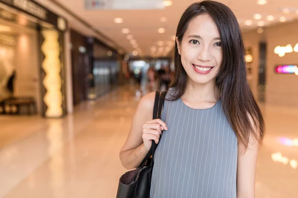 Mulher no shopping — Fotografia de Stock