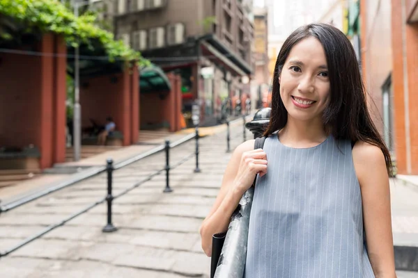 Mujer viaja en Pottinger Street de Hong Kong —  Fotos de Stock