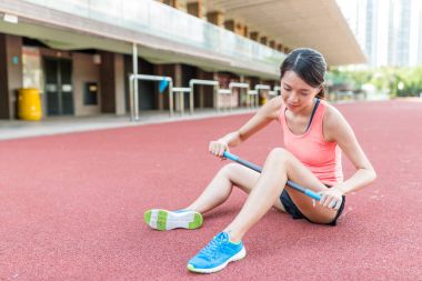 Spor kadın ayak üzerinde silindir stick kullanarak