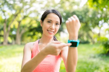 smartwatch kullanan kadın