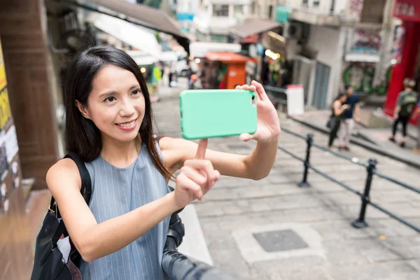 Женщина делает фото с мобильного телефона — стоковое фото
