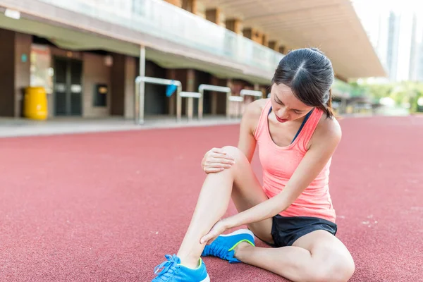 La donna soffre di dolore muscolare alle gambe — Foto Stock