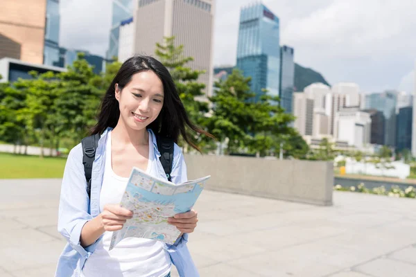 Žena cestovat v Hong Kongu s mapa města — Stock fotografie