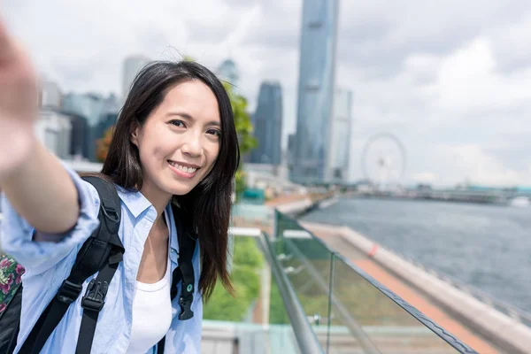 Frau macht Selfie in Hongkong — Stockfoto