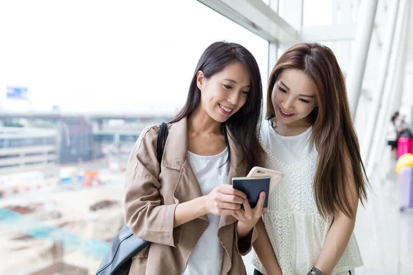 Gli amici vanno a fare shopping insieme — Foto Stock