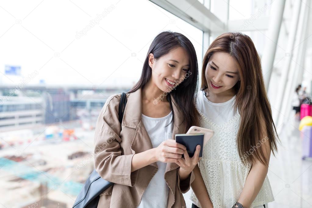 Friends go shopping together 