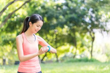 Smartwatch kullanan spor kadın