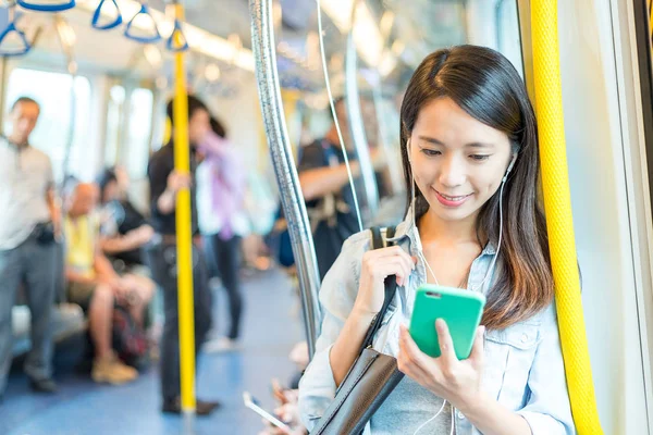 Mujer escuchar la canción en el teléfono —  Fotos de Stock