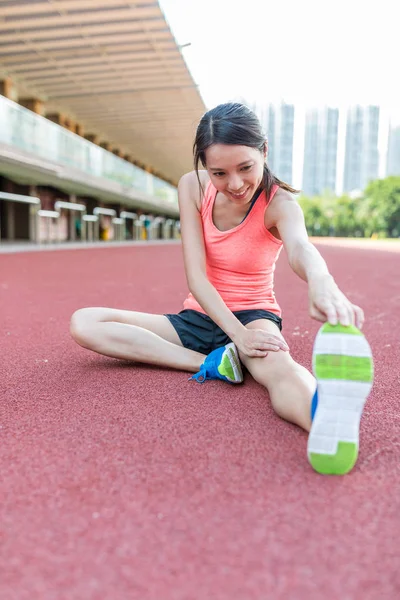  Kadın egzersiz ısınma yapıyor 