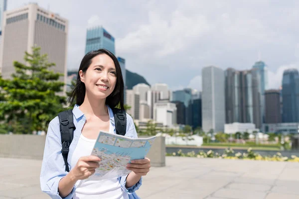 Mujer usando el mapa de la ciudad en Hong Kong —  Fotos de Stock