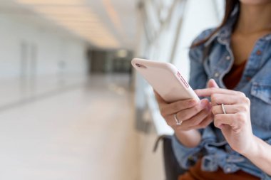 Cep telefonu kullaranarak kadını