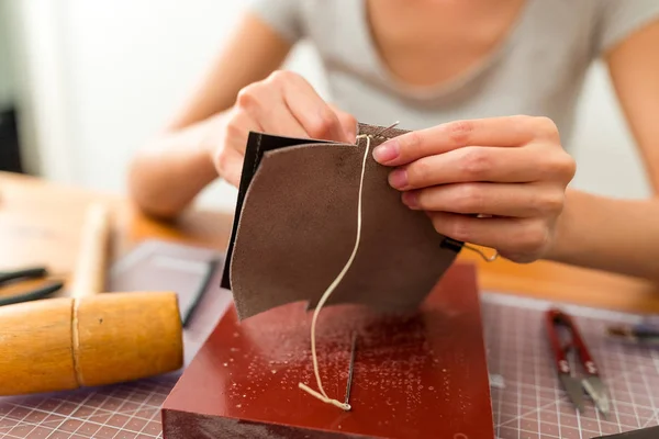 Mujer haciendo bolsa de cuero en casa — Foto de Stock