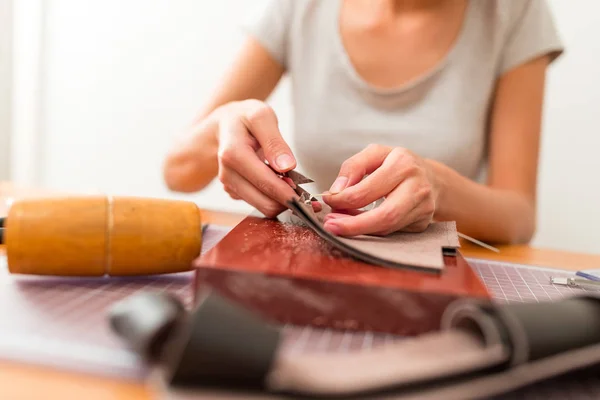 Lederen handtas ambachtsman op het werk in een workshop — Stockfoto