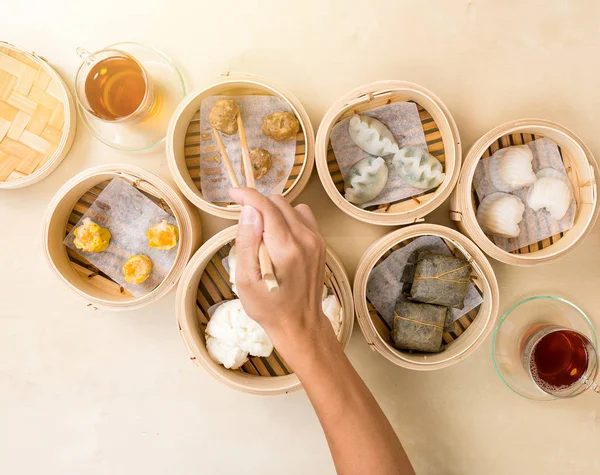 Vista dall'alto di mangiare dim sum — Foto Stock