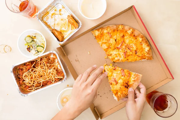 Widok z góry jedzenia pizzy w domu — Zdjęcie stockowe