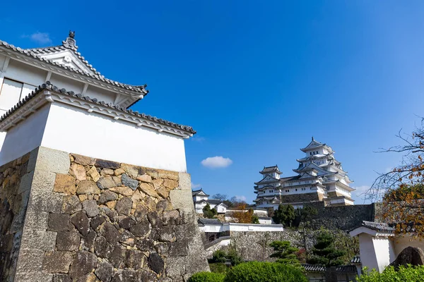 Castillo de Himeji tradicional japonés con sol — Foto de Stock