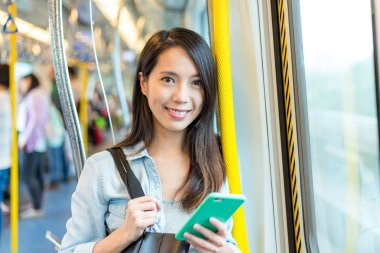 Trende kadın holding cep telefonu