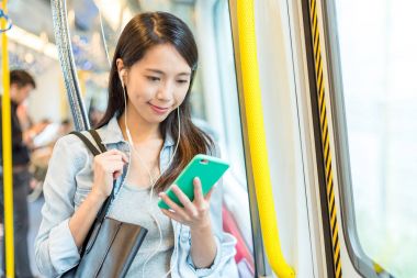 Tren cep telefonunuzda arayan kadın