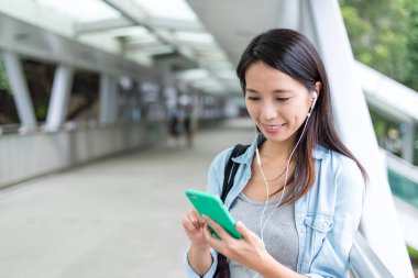 Kadın dinle şarkı ve cep telefonuyla için