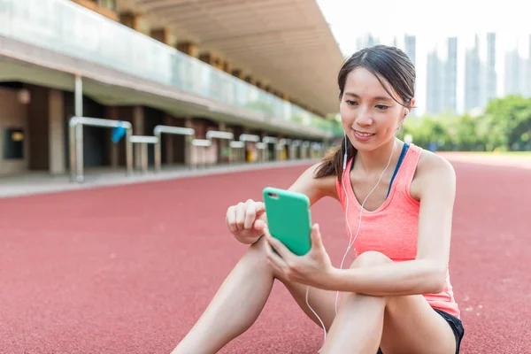 Sport donna godere di musica in pista sportiva — Foto Stock