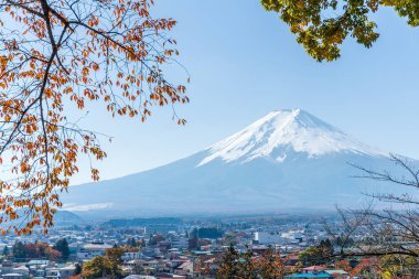 Fuji Dağı ve şehir içinde Japonya