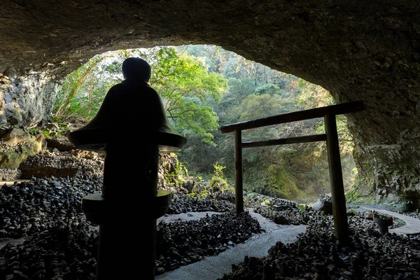 Torii na caverna na natureza — Fotografia de Stock