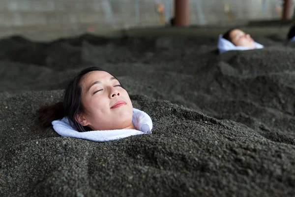 Mulher desfrutar de banho de areia quente — Fotografia de Stock