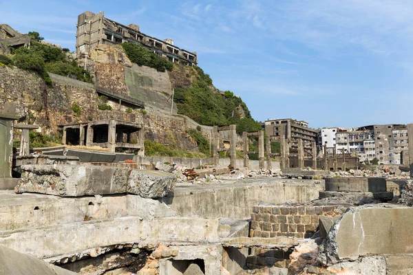 Ilha de Gunkanjima com ruínas — Fotografia de Stock