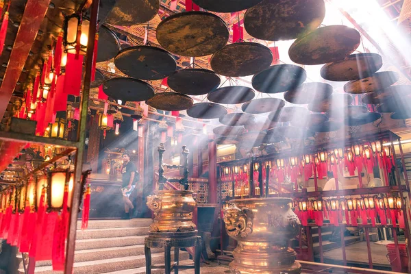 Interiérové lucerny chrámu muž Mo — Stock fotografie