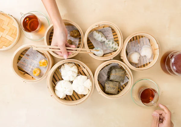 Vista dall'alto di mangiare con dim sum — Foto Stock